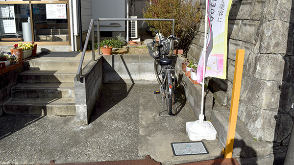 びざん薬局の駐輪場