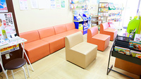 ファーマライズ薬局 千里店の待合スペース