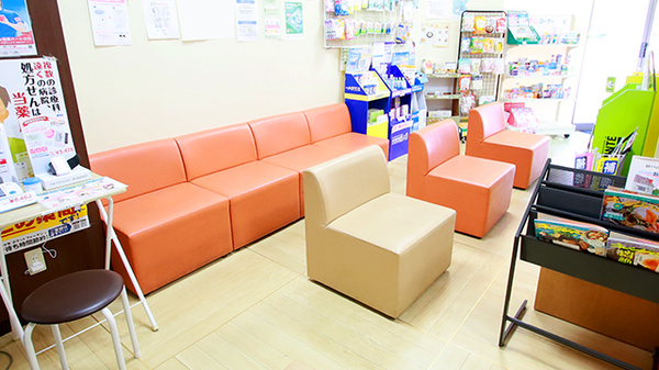 ファーマライズ薬局 千里店の待合スペース