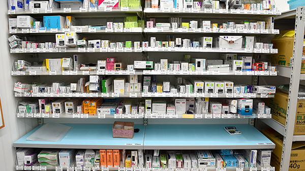 ユタカ薬局　くずはの薬棚