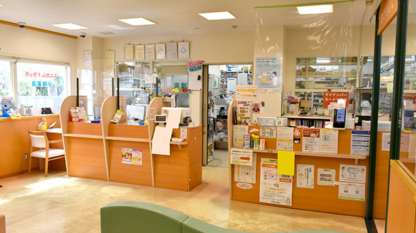 ユニカムドラッグ少路薬局の受付/カウンター