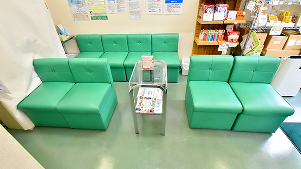 幸生堂薬局 松原店の待合スペース
