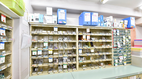 杭全みなみ薬局の薬棚