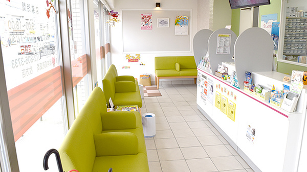 阪神調剤薬局　枚方店の待合スペース