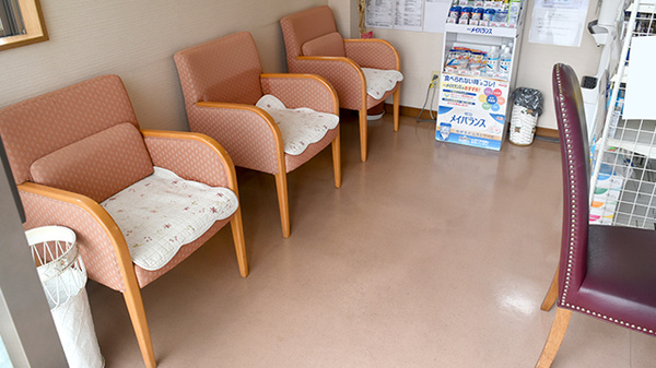 アカカベ薬局　星丘店の待合スペース