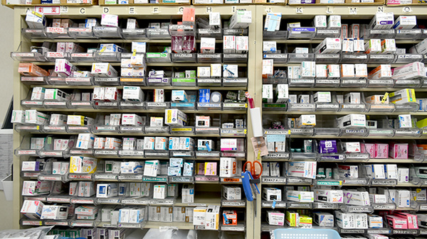 アカカベ薬局　星丘店の薬棚
