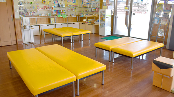 ワタナベ薬局　上宮永店の待合スペース