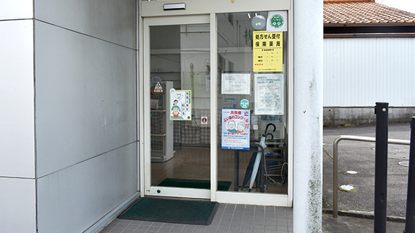ワタナベ薬局　神宮店の入口