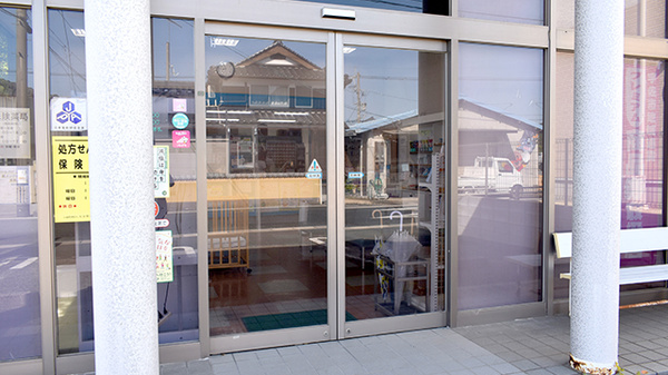 ワタナベ薬局　豊川店の入口