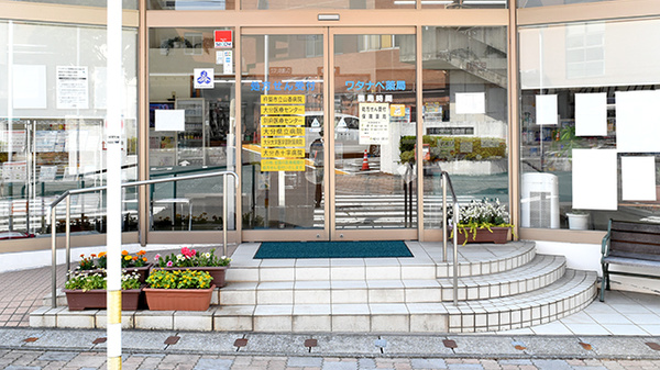 ワタナベ薬局　山香店の入口