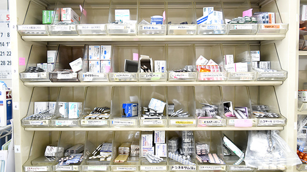 ワタナベ薬局　本町店の薬棚