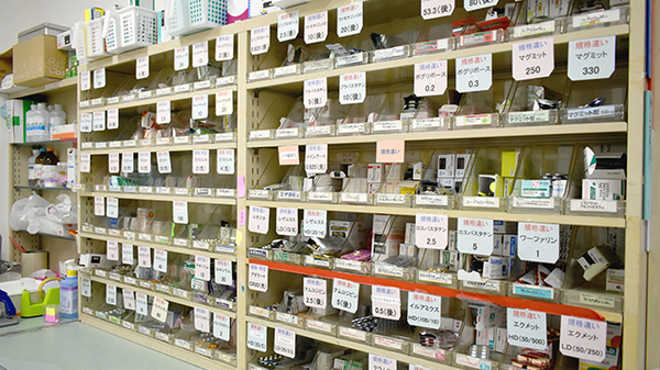 サニー薬局の薬棚
