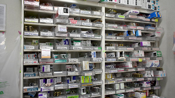 有限会社ハロー薬局島原店の薬棚