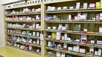 岩屋橋薬局の薬棚