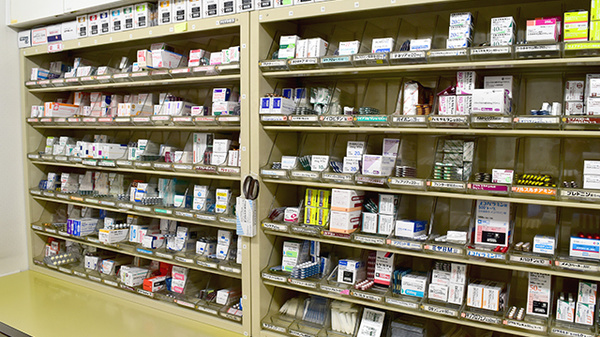 岩屋橋薬局の薬棚