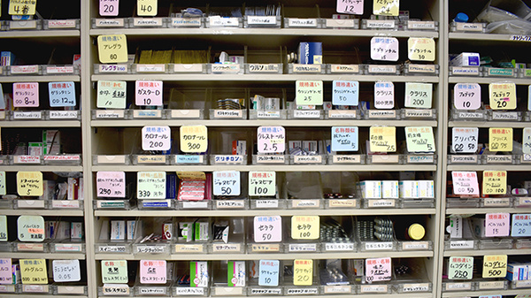 城間薬局の薬棚