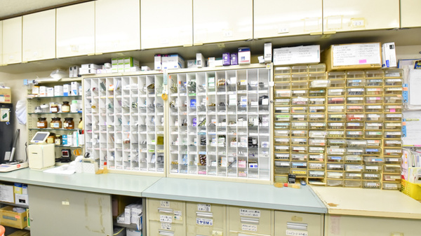 大浦中央調剤薬局の薬棚