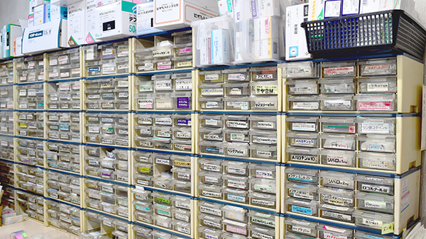 彦見調剤薬局の薬棚
