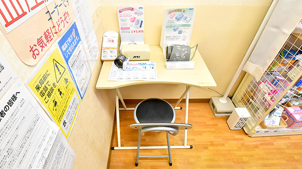 クオールまるやま薬局の血圧計