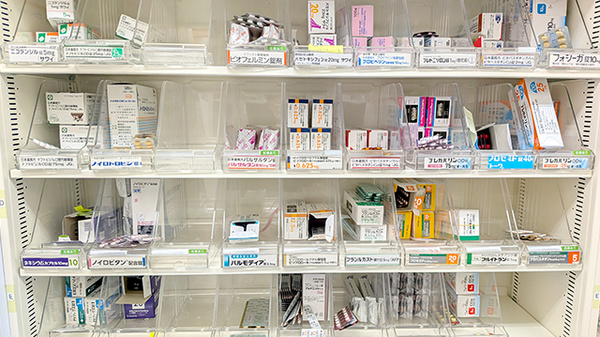 ひまわり薬局の薬棚