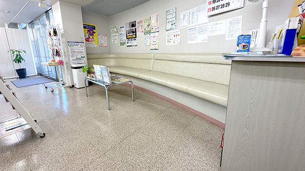 上田薬剤師会会営薬局の待合スペース