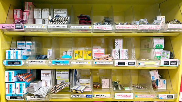 友愛薬局　軽井沢店の薬棚