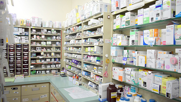 ドラッグストアエーススーパーモール鳥取店（鳥取県鳥取市）の薬棚