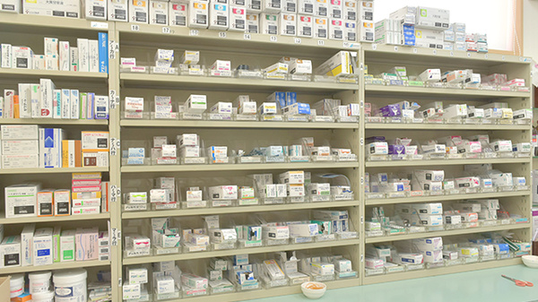 はまなす薬局の薬棚
