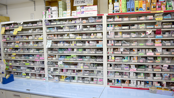 有限会社アサヒ薬局の薬棚