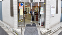 あらかわ虹薬局の入口