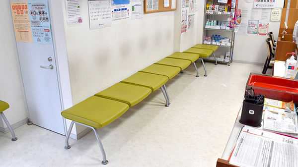 あらかわ虹薬局の待合スペース