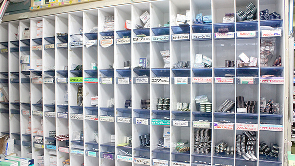 かるがも調剤薬局の薬棚