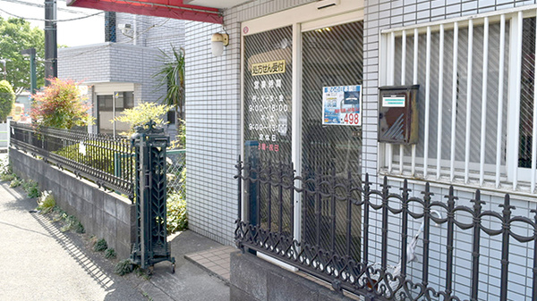 ウイン調剤こぐま薬局岸店の入口