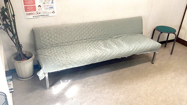 サトー薬局東和泉店の待合スペース