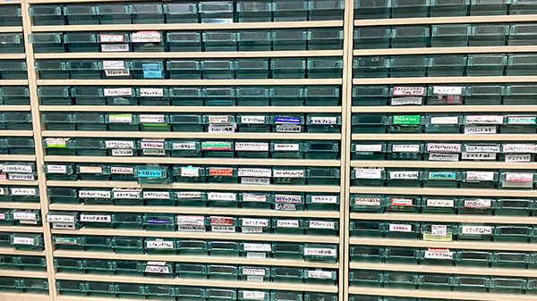 サトー薬局東和泉店の薬棚