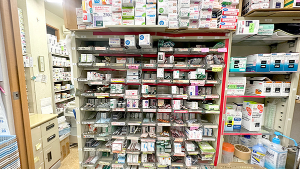 ししぼね薬局の薬棚