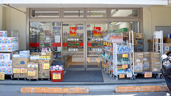 スギ薬局　弦巻店の入口