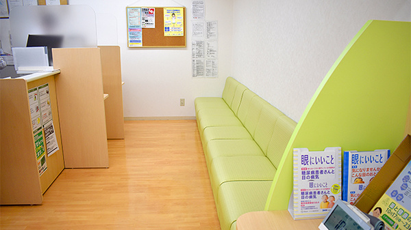 スギ薬局　弦巻店の待合スペース
