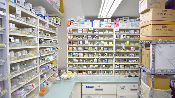 スギ薬局　弦巻店の薬棚