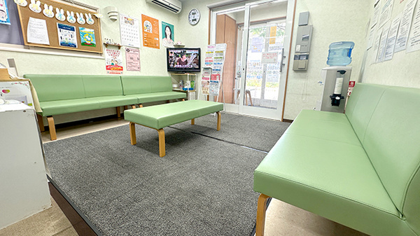 西岡メディカル薬局野幌店の待合スペース