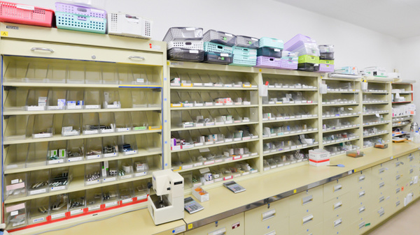ノルデン薬局旭ヶ丘店の薬棚