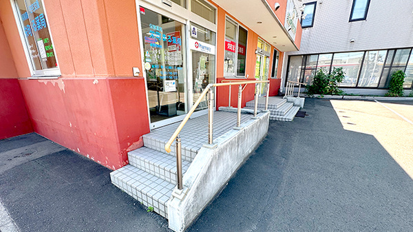 栄町まる薬局の入口