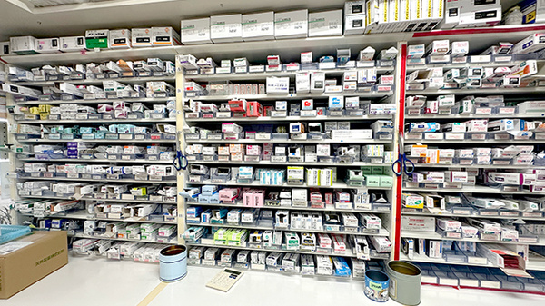 栄町まる薬局の薬棚