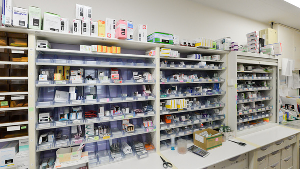 ノルデン薬局琴似店の薬棚