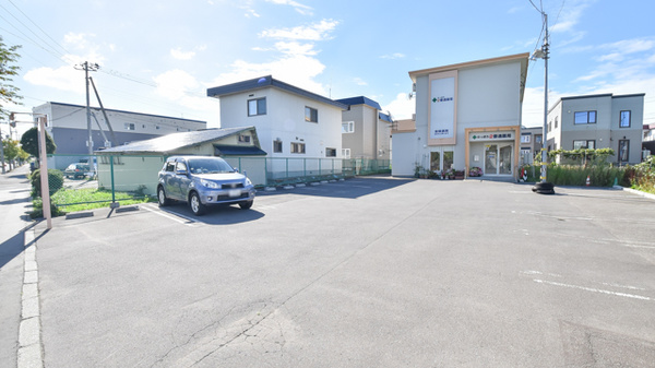 のっぽろ２番通薬局の駐車場