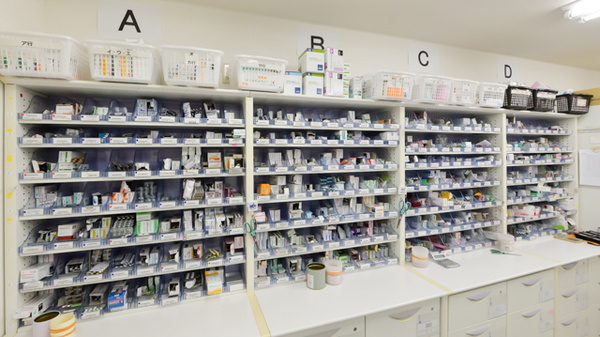 ノルデン薬局山の手店の薬棚