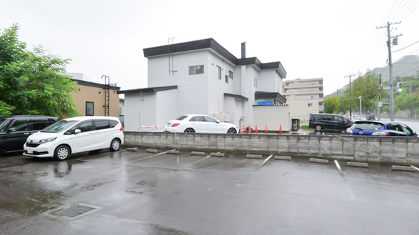 ノルデン薬局山の手店の駐車場
