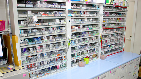 澄川調剤薬局の薬棚