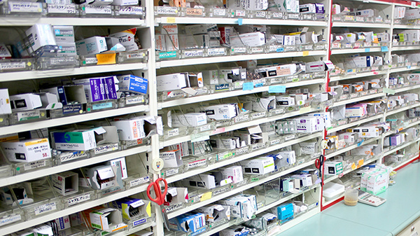 三信調剤薬局北2条店の薬棚