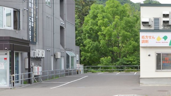 ノルデン薬局藤野店の駐車場